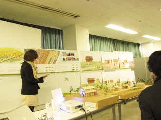模型とパネルを使ってプレゼンテーションをする学生 模型とパネルで使ってプレゼンテーションをする学生
