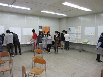 皆の作品を見て回ります
