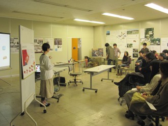 先生方と学生にプレゼン 先生方と学生にプレゼン