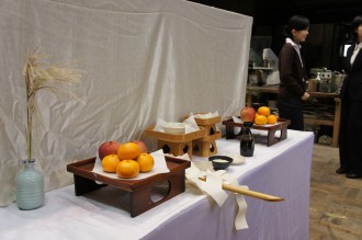 祭壇 お供え物もあります。