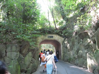 大山崎山荘美術館入り口 木漏れ日の間を通って大山崎山荘美術館へ