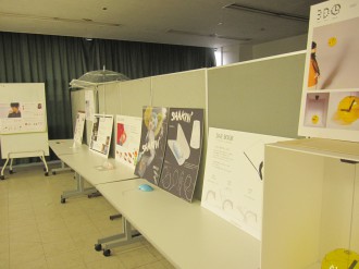 パネルや模型を展示します