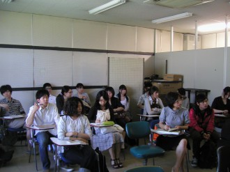 発表を聞く学生たち