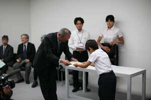 授賞式の様子です。保護者の方も多数ご出席くださいました。