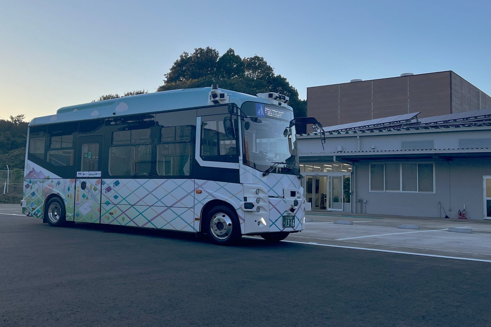 セレモニーを終え、関東鉄道 筑波大学車庫営業所に停まる自動運転バス（10月1日夕方）