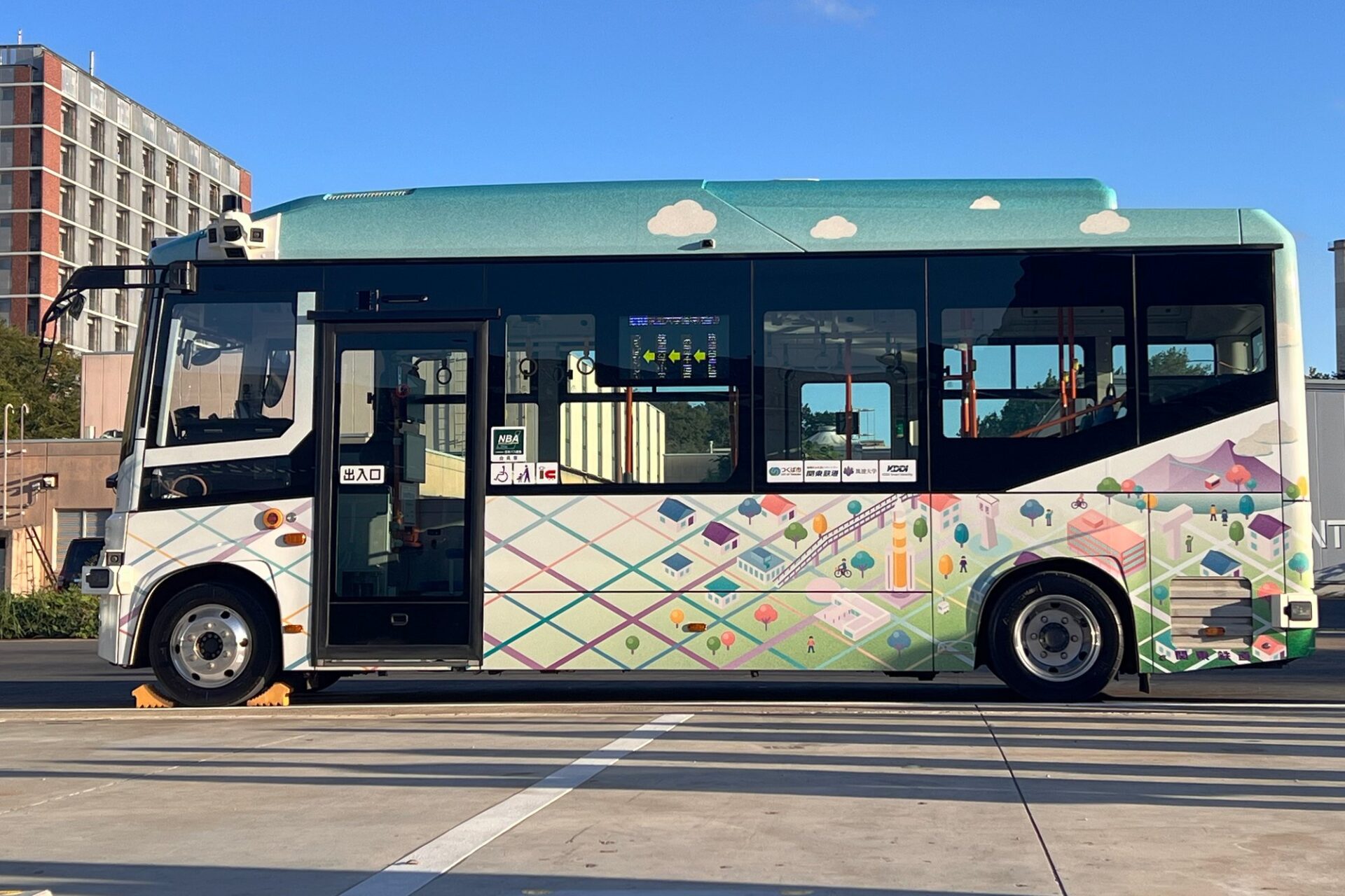 「見つける街並み」のラッピングを施した自動運転バス（2026年10月1日、筑波大学構内）