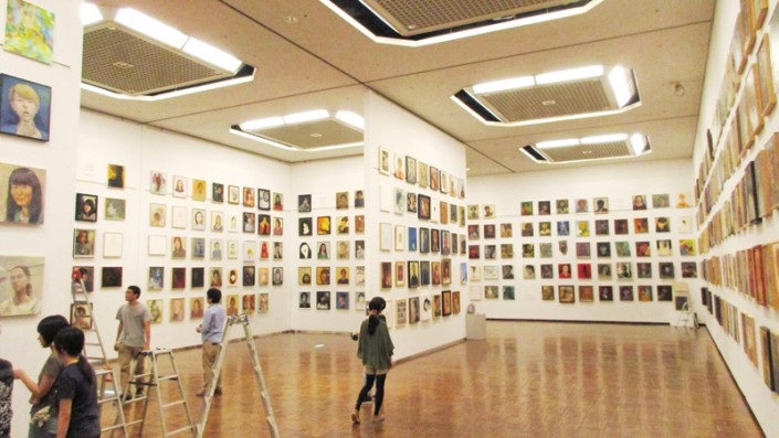 自画像展展示作業風景