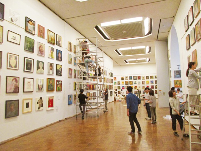 自画像展展示作業風景