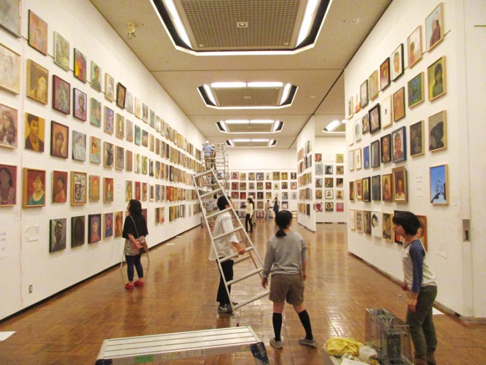 自画像展展示作業風景