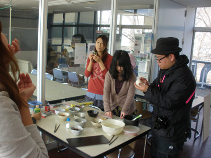 20110304-おにぎり食す.jpg 20110304-おにぎり食す.jpg