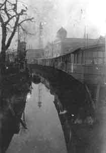 C.川岸に建つバラックと豊島百貨店